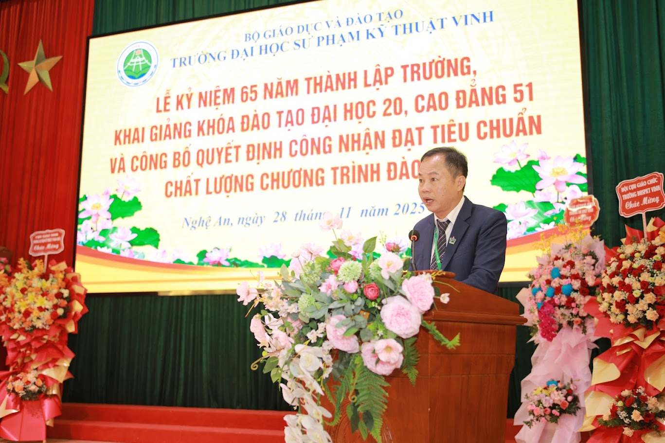 Trang trọng, đầm ấm tại Lễ Kỷ niệm 65 năm Thành lập Trường Đại học Sư phạm Kỹ thuật Vinh, Khai giảng khoá đào tạo Đại học thứ 20, Cao đẳng 51 và Công bố Quyết định công nhận đạt tiêu chuẩn chất lượng chương trình đào tạo.